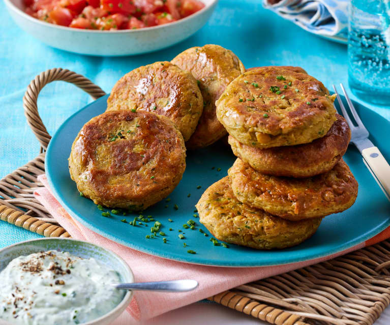 Kichererbsen-Taler mit Kräuterquark und Tomatensalat