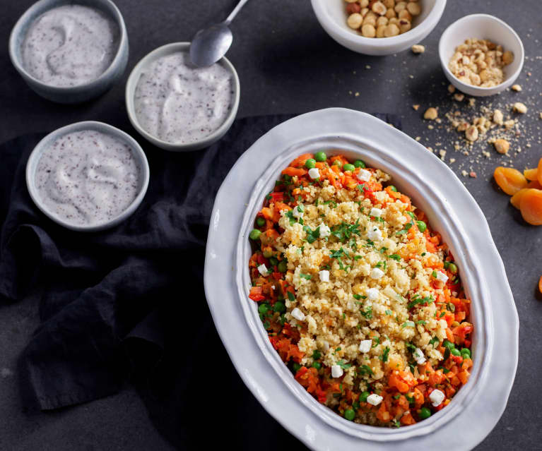 Couscous mit Aprikosen, Haselnüssen, Feta und Gemüse und Stracciatella-Creme