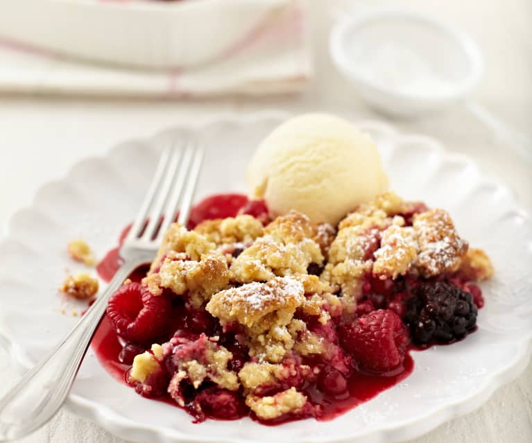 Beeren-Crumble mit Tonkabohne