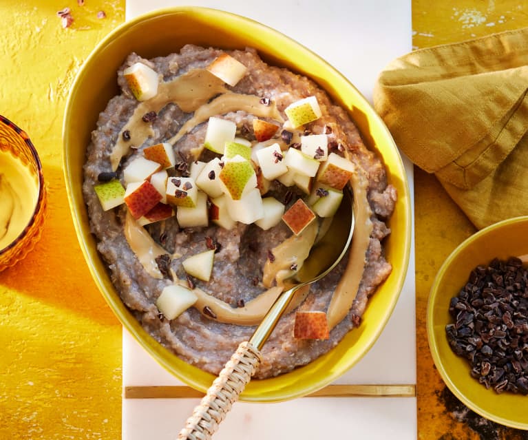 Veganes Buchweizen-Porridge mit Mandelmus, Birnen und Kakaonibs