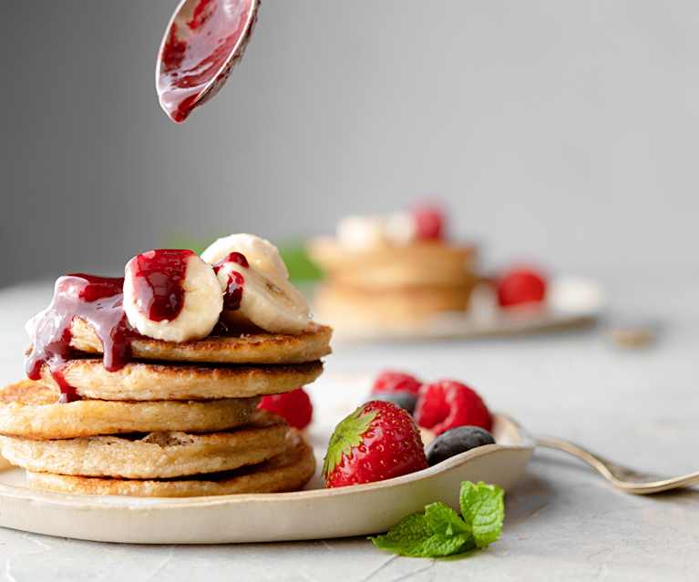 Pancakes alla ricotta con salsa di frutti di bosco e banana