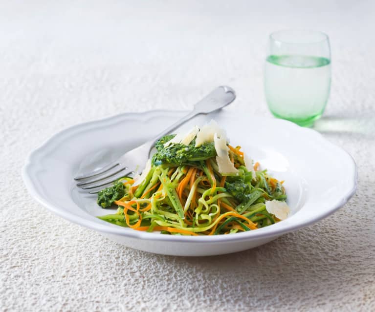 "Spaghetti" with spinach and mint pesto