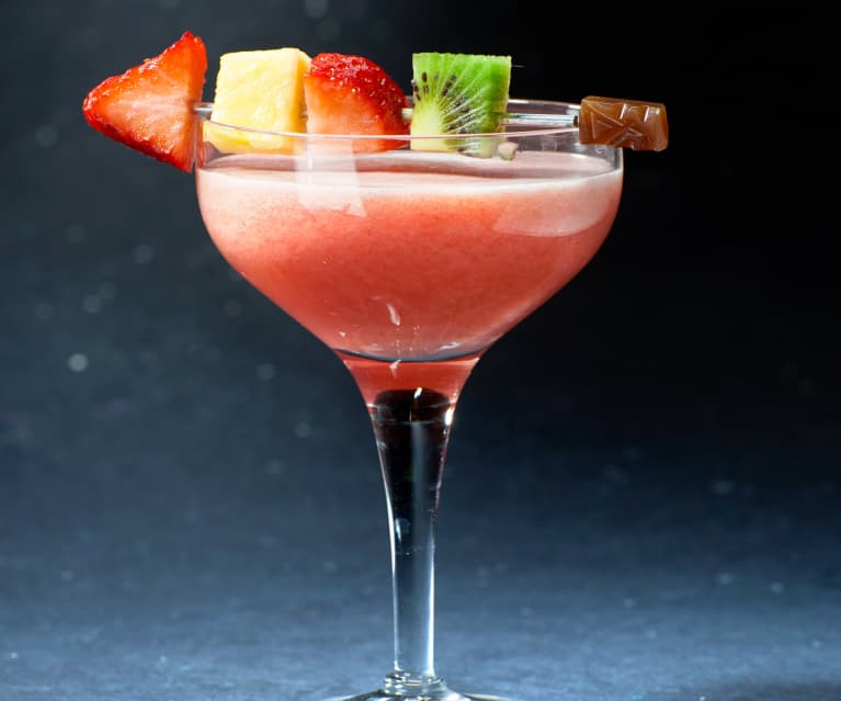 Impostare cocktail fragola e mirtillo mix soda per salutare bere