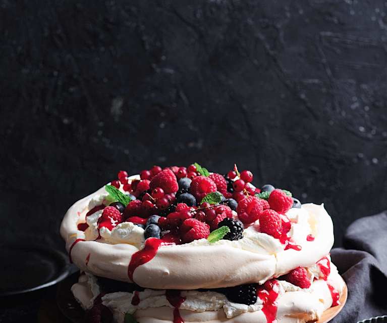 Pavlova-toren met gemengde bessen