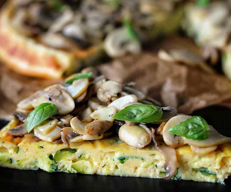 Würziger Bergkäse-Zucchini-Kuchen mit Pilzen Würziger Bergkäse-Zucchini-Kuchen mit Pilzen