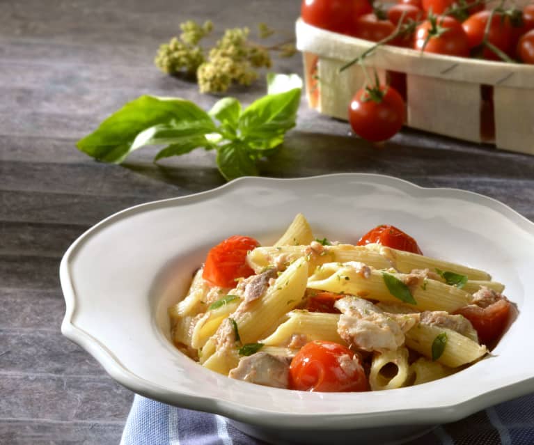 Penne sgombro, pomodorini e erbe aromatiche