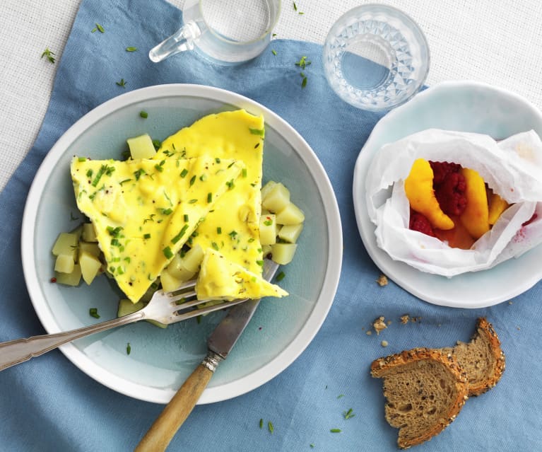 Omelette aux pommes de terre et papillote de fruit