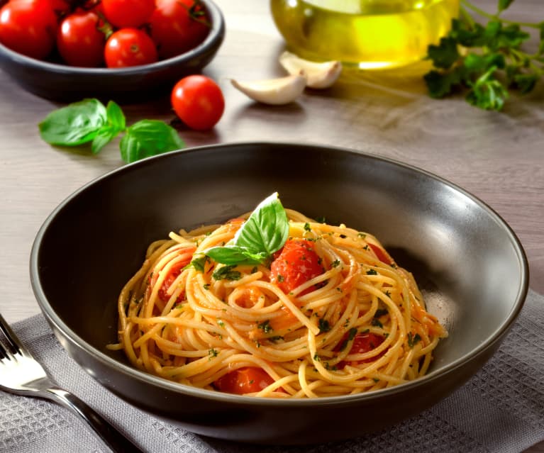 Spaghetti integrali con pomodorini, scalogni e olive - Sale&Pepe