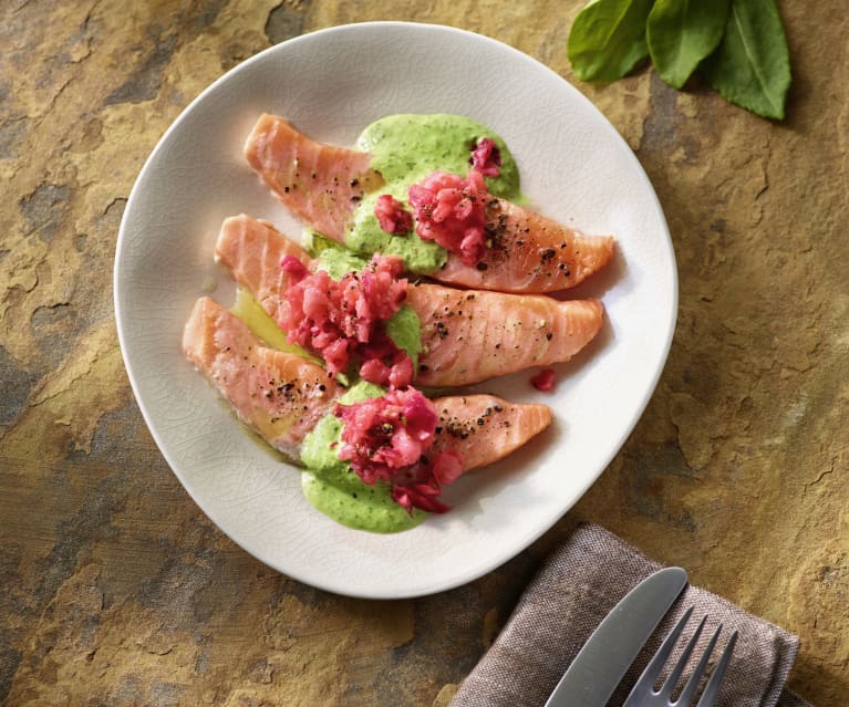 Warmer Zitronenlachs mit Radieschentatar und Sauerampfercreme