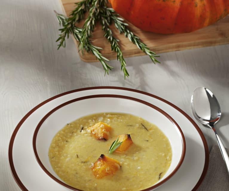 Sopa de lentejas rojas con calabaza y romero