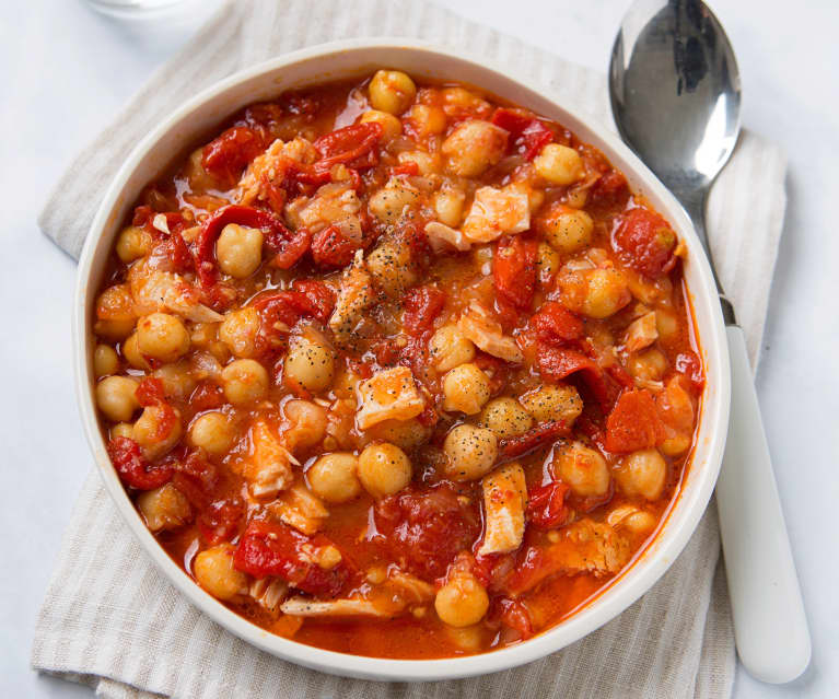 Garbanzos con tomate, piquillos y atún 