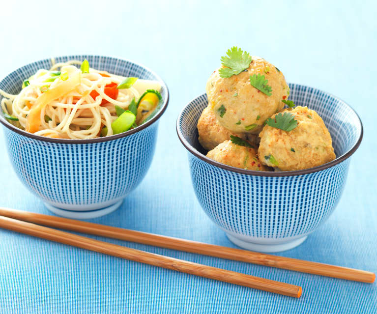 Boulettes de viande épicées et nouilles chinoises aux légumes