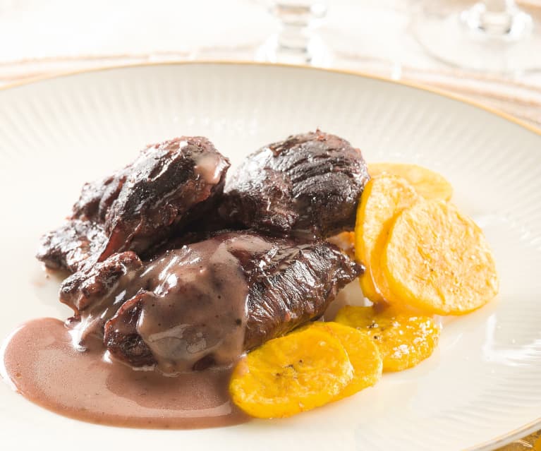 Carrilleras de cerdo ibérico con salsa de vino oloroso y chips de plátano macho Carrilleras de cerdo ibérico con salsa de vino oloroso y chips de plátano macho