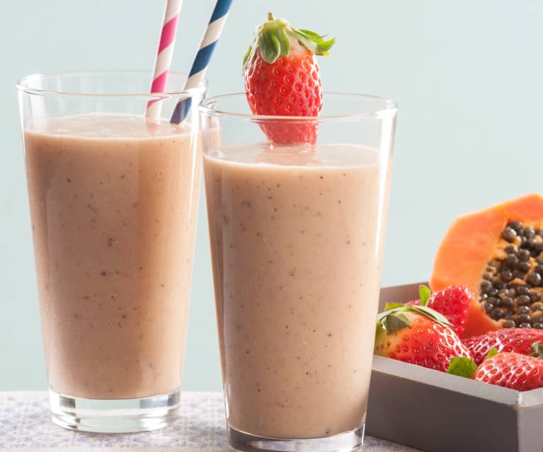 Smoothie de fresas, papaya, naranja y kiwi con requesón