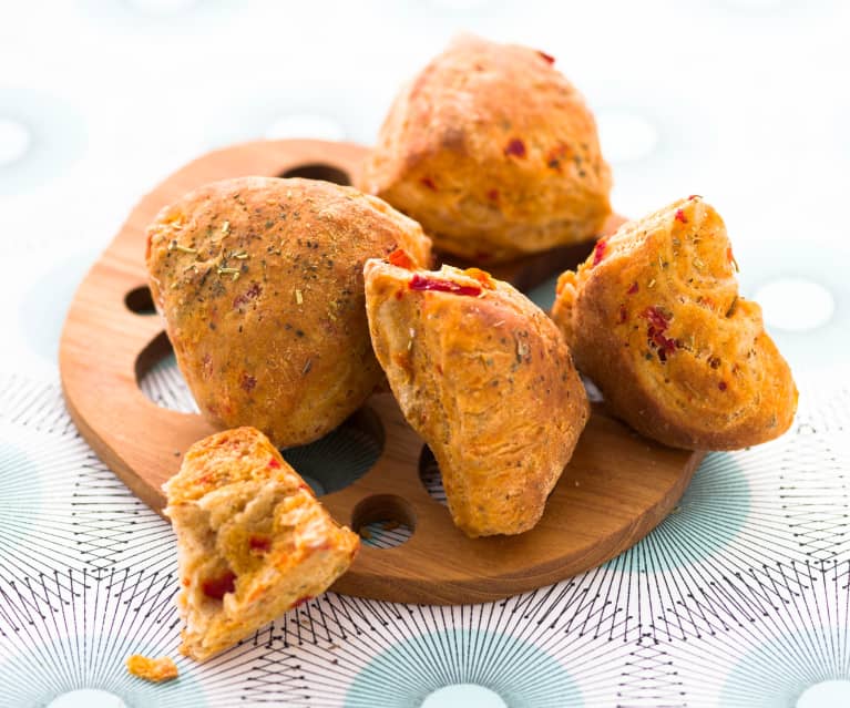 Petits pains aux tomates confites et aux herbes aromatiques