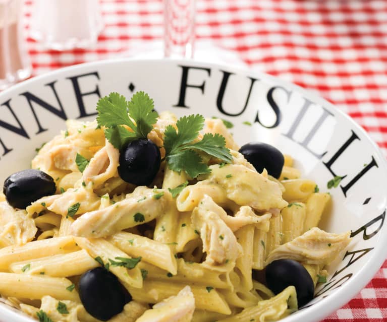 Penne com frango e béchamel carilado