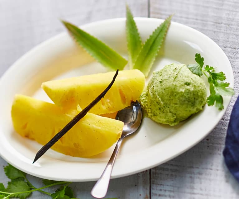 Ananas cuit aux vapeurs de vanille, sorbet à la coriandre