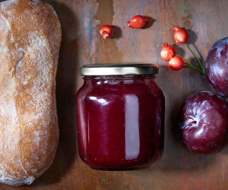 Composta di prugne e rosa canina (a ridotto contenuto di zuccheri)