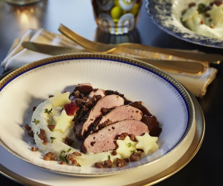 Entenbrust mit Rotwein-Pflaumensauce und Sellerie-Karfiolcreme