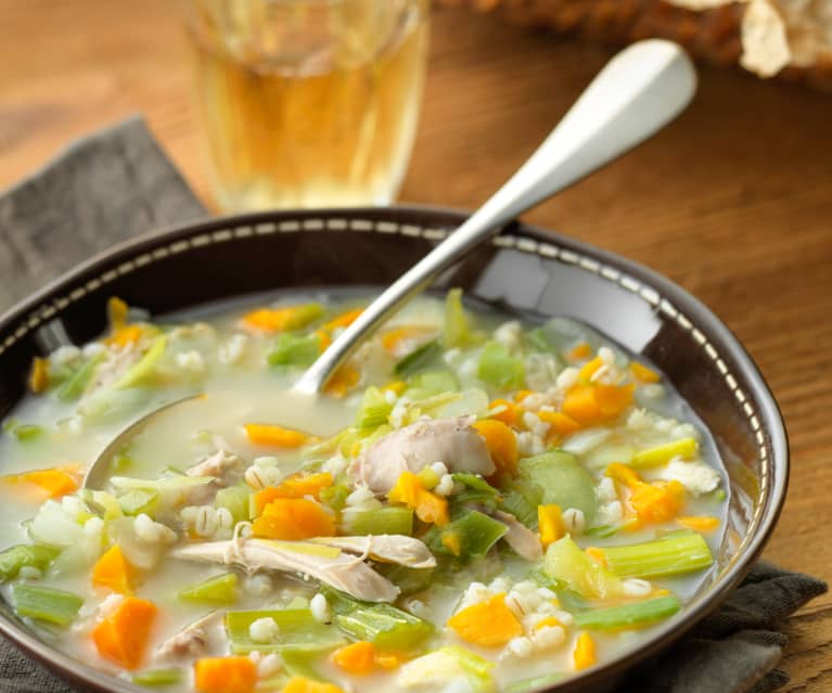 Gemüsesuppe mit Henderl und Gerste