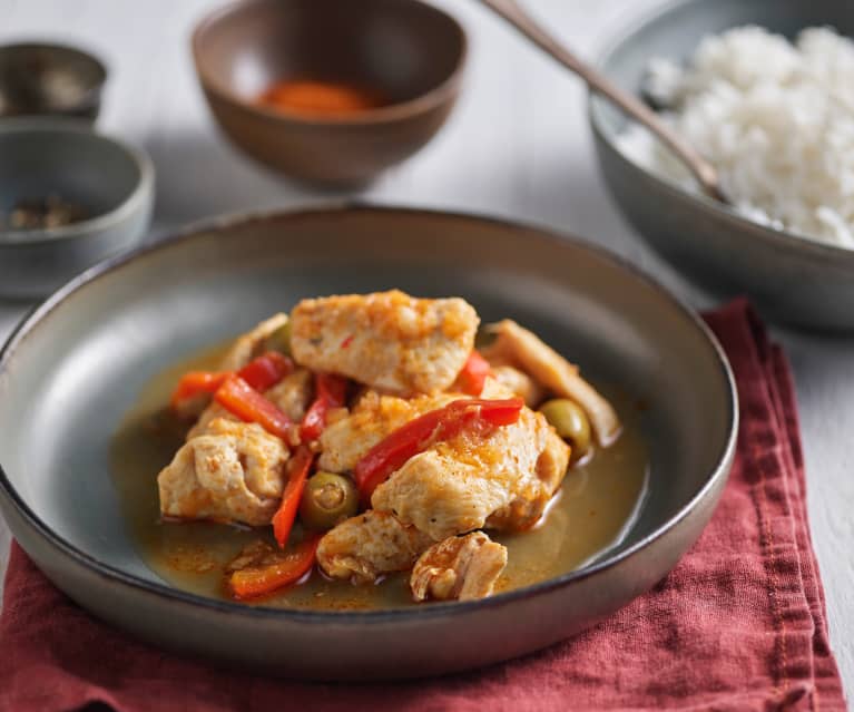 Pollo con pimientos rojos, cebolla y arroz basmati