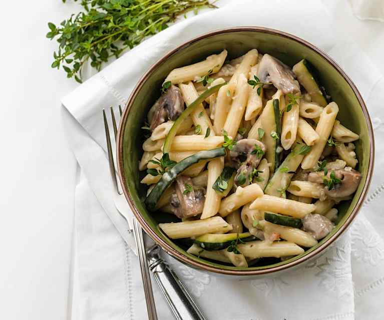 Penne com cogumelos e curgete