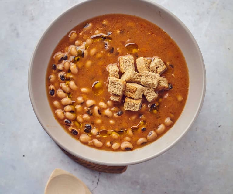 Zuppa di fagioli all’occhio a Cottura Lenta con pane al farro