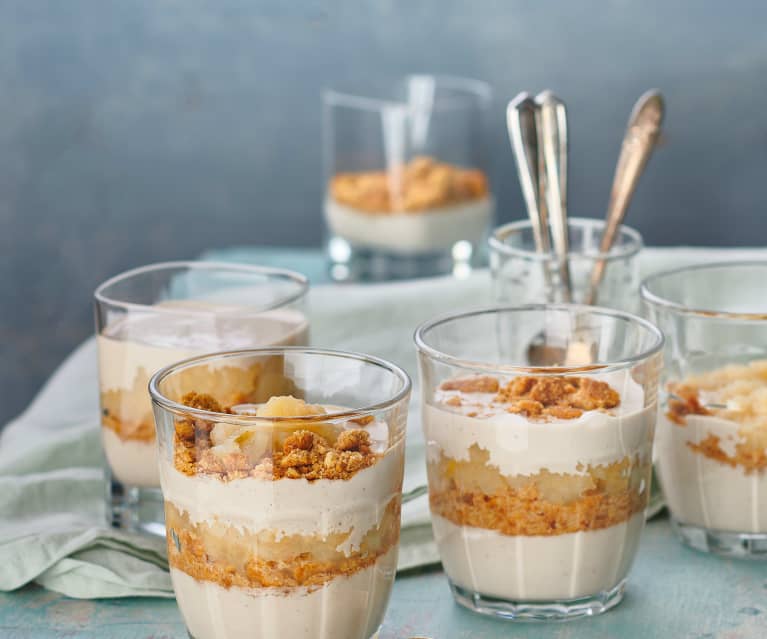 Crème de marrons avec compote de poires et cookies croustillants pour les fêtes