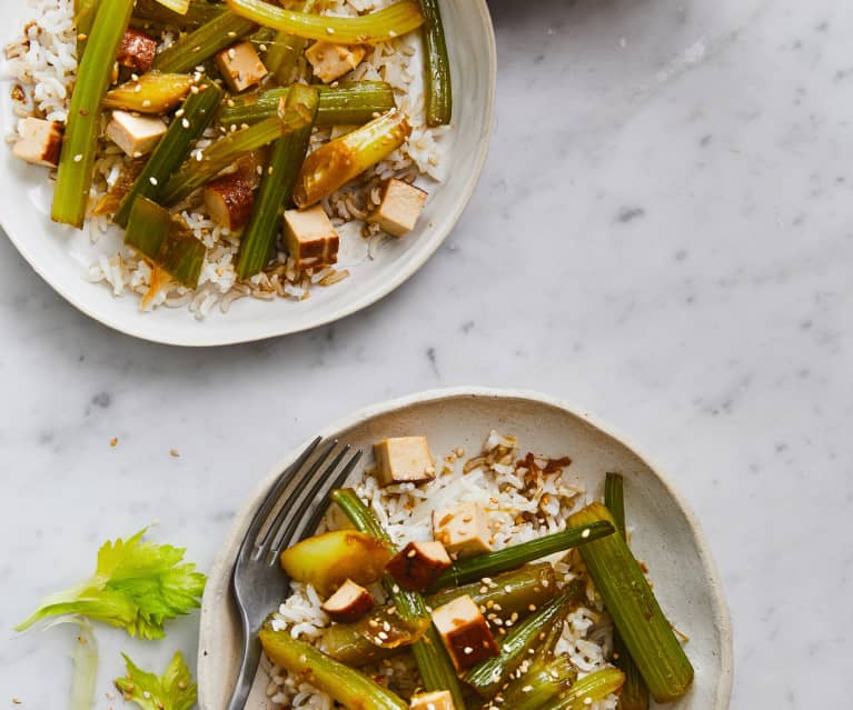 Céleri-branche sauté, sauce asiatique et riz complet