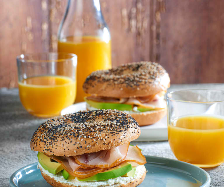 Bagel con carpaccio di pesce spada e avocado