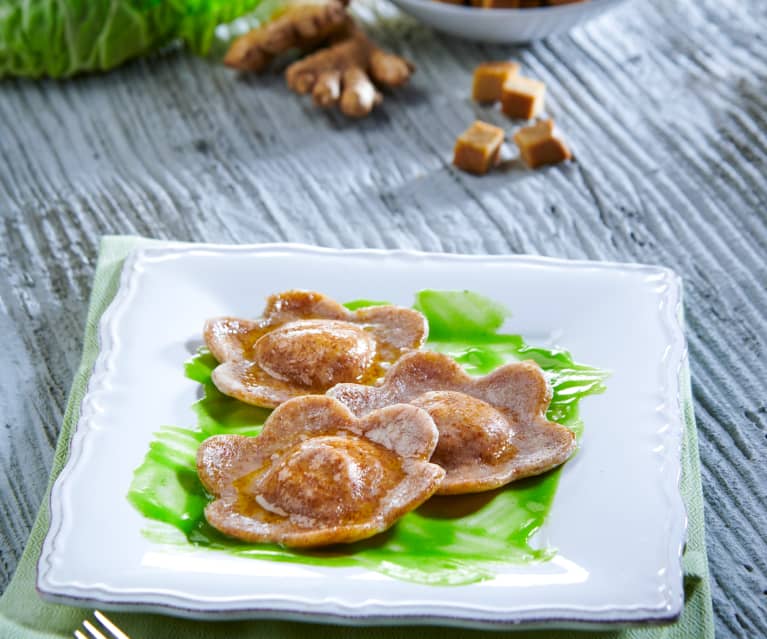 Ravioli di seitan al vapore su crema di verza e patate