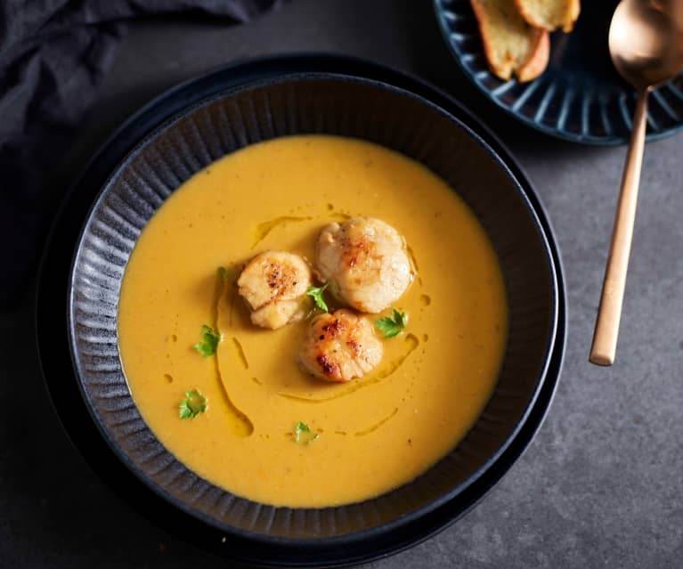 Jakobsmuschelsuppe mit Rosmarin-Crostini und Zitronenöl