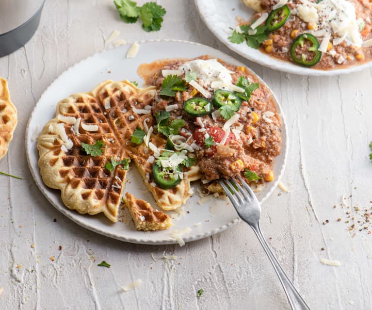 Waffles de milho e molho de carne picante