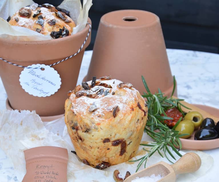 Mediterrane Köstlichkeit – selbstgebackenes Brot im Tontopf