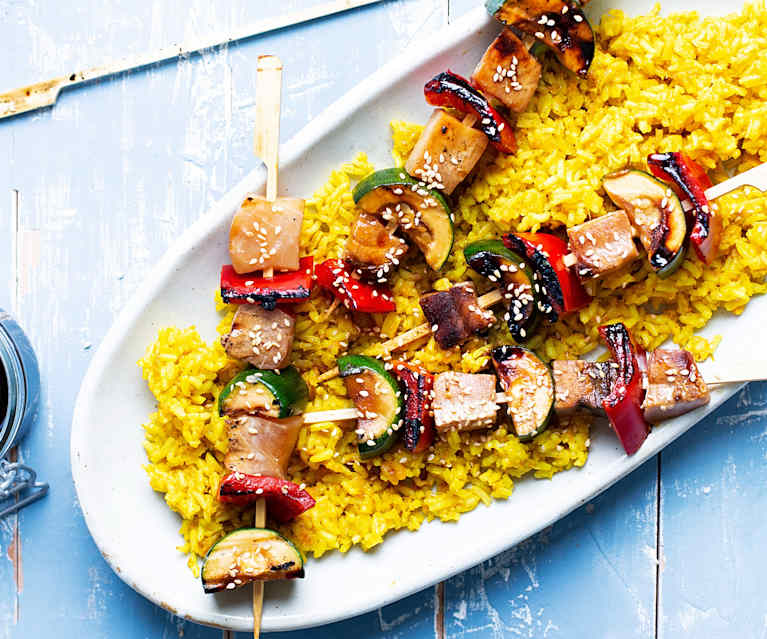 Brochetas de pez espada al teriyaki con arroz al curry