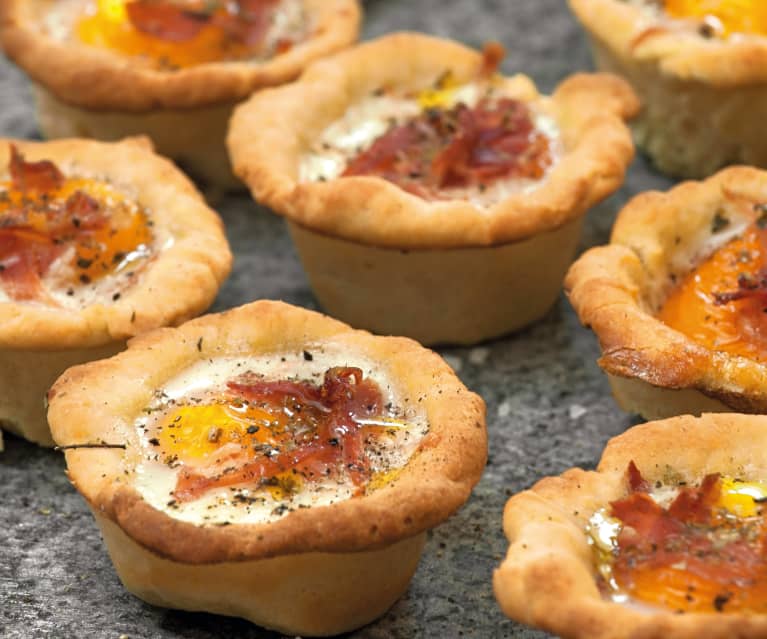 Tartaletas de huevo y jamón crudo