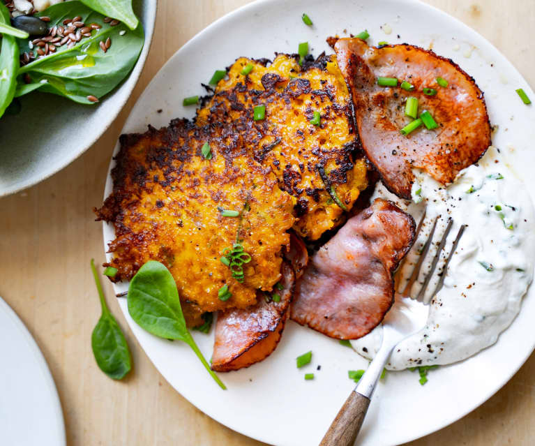 Rösti de patates douces, bacon grillé et sauce aux herbes