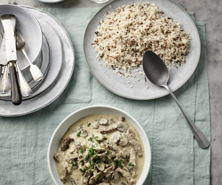 Viande de bœuf et sa sauce crémeuse aux champignons