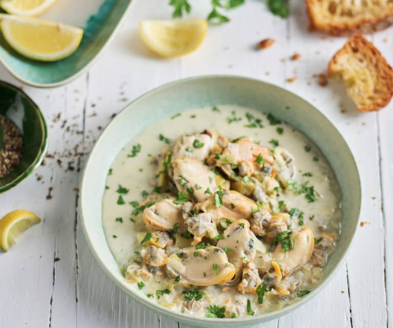 Estofado de almejas y mejillones con poro 