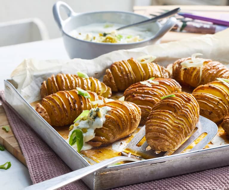 Hasselback-Kartoffeln mit Blauschimmelkäse-Creme