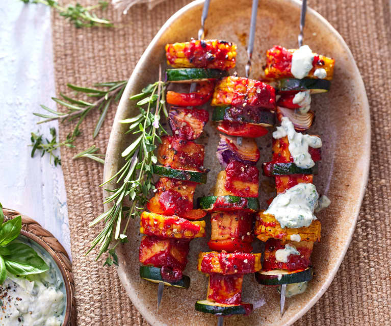 Gegrillte Tempeh-Gemüse-Spieße mit Dip (vegan)