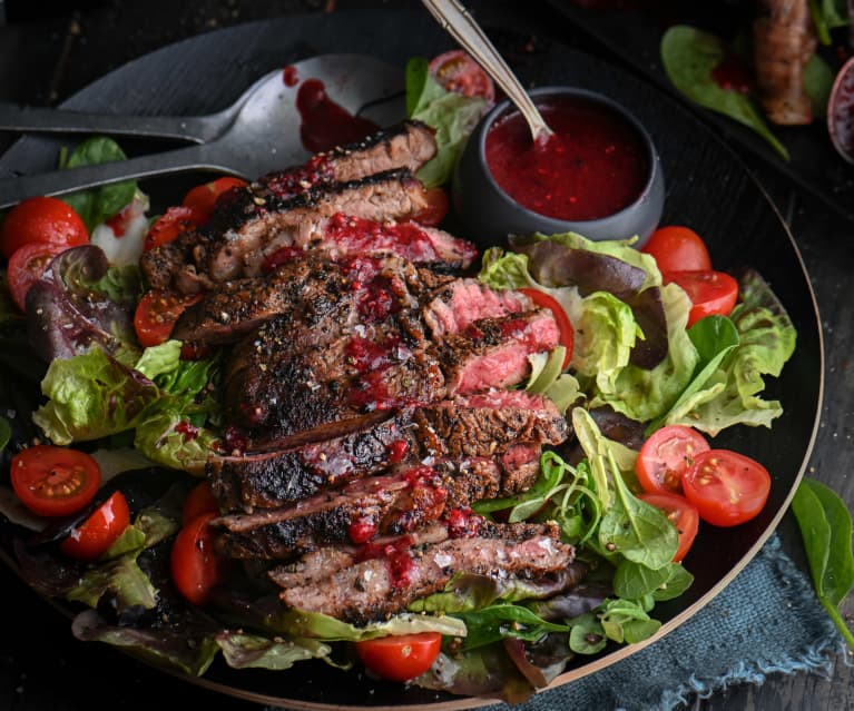 Filete marinado en café con salsa de frutos rojos y ensalada verde