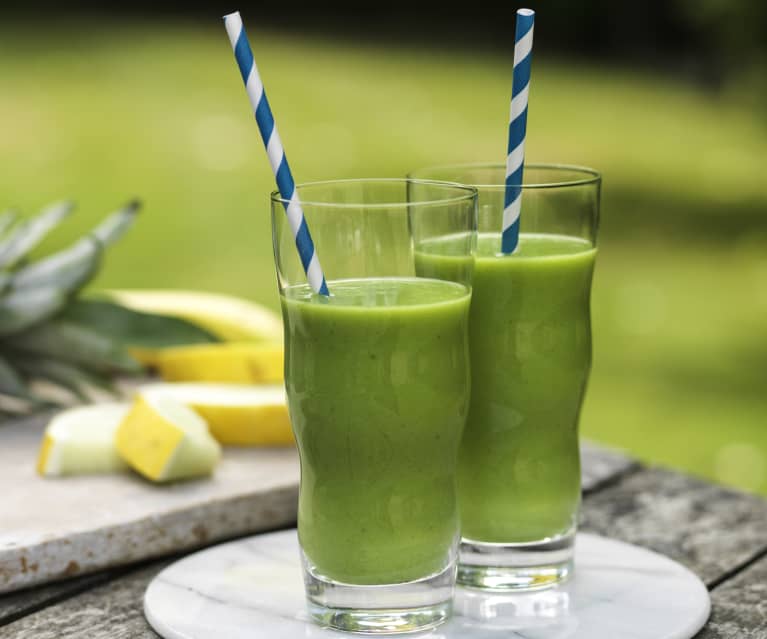 Smoothie de espinacas, plátano, piña y cacahuete