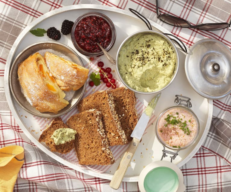 Picknick mit Kürbiskern- und Schinkenaufstrich, Brombeer-Birnen-Marmelade, Kartotten-Walnuss-Brot und Topfen-Marillen-Strudel 