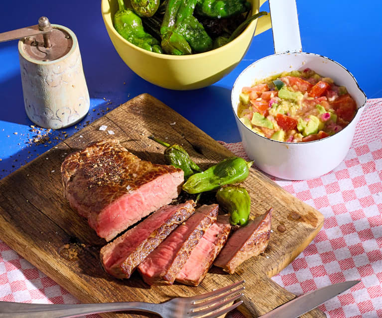 Rindersteaks mit Tomaten-Salsa und Pimientos