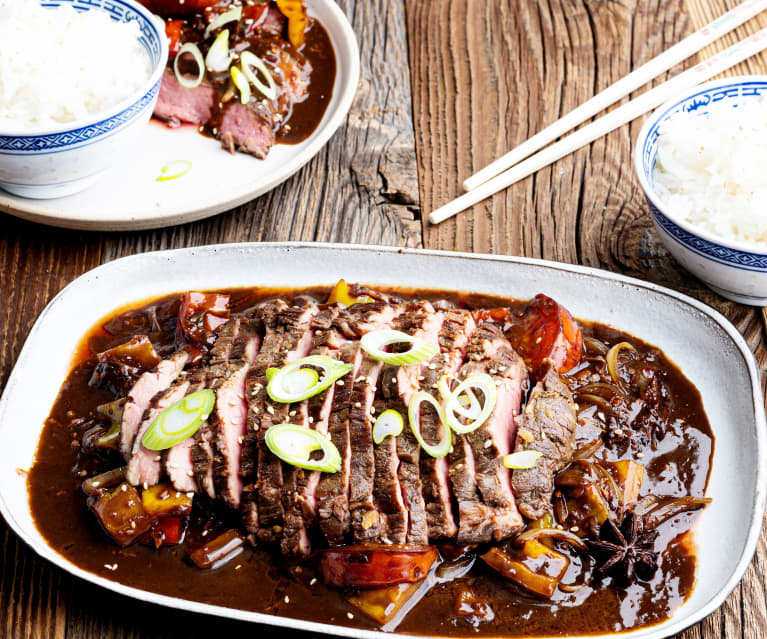 Flanksteaks sous-vide kantonesische Art mit Tomaten und Zwiebeln Flanksteaks sous-vide kantonesische Art mit Tomaten und Zwiebeln