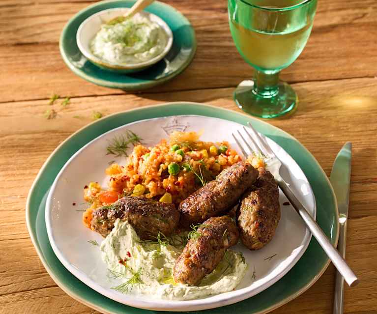 Low Meat Cevapcici mit Djuvec-Reis und Dill-Dip