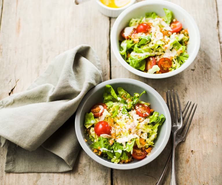 Salade de sucrine et crudités, vinaigrette au yaourt