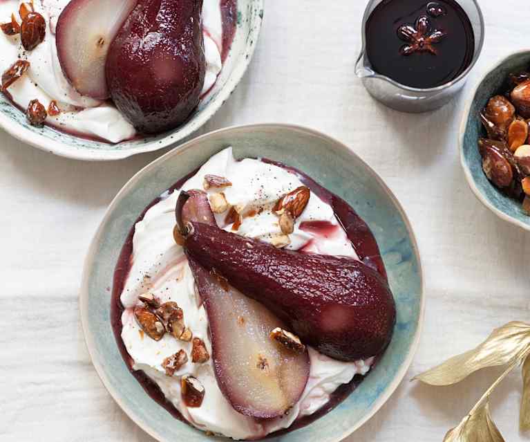 Poires pochées au vin rouge, fontainebleau et pralines