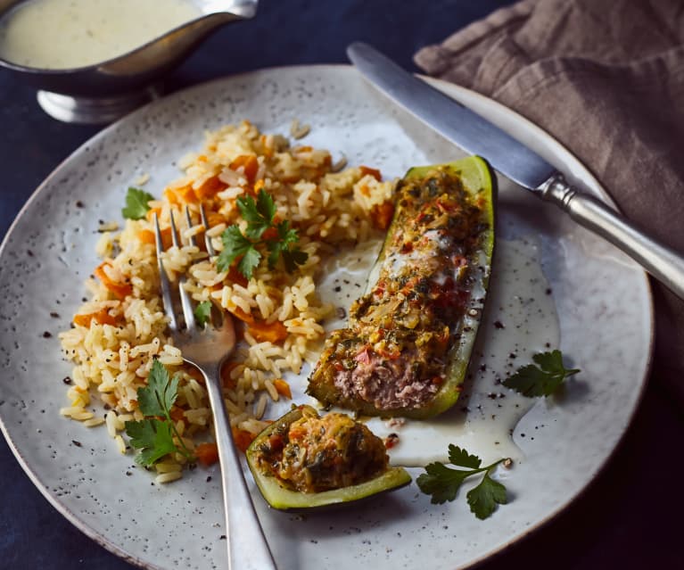 Zucchini mit Paprika-Hack-Füllung, Möhrenreis und Käsesauce